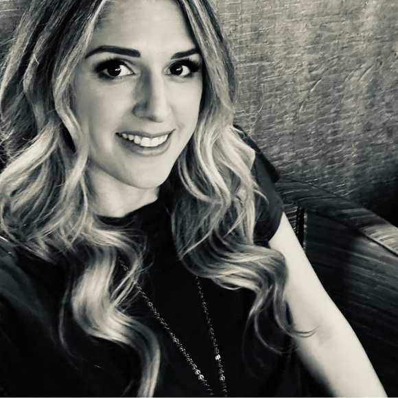 Meet your Posher, Lori - Picture 2 of 3